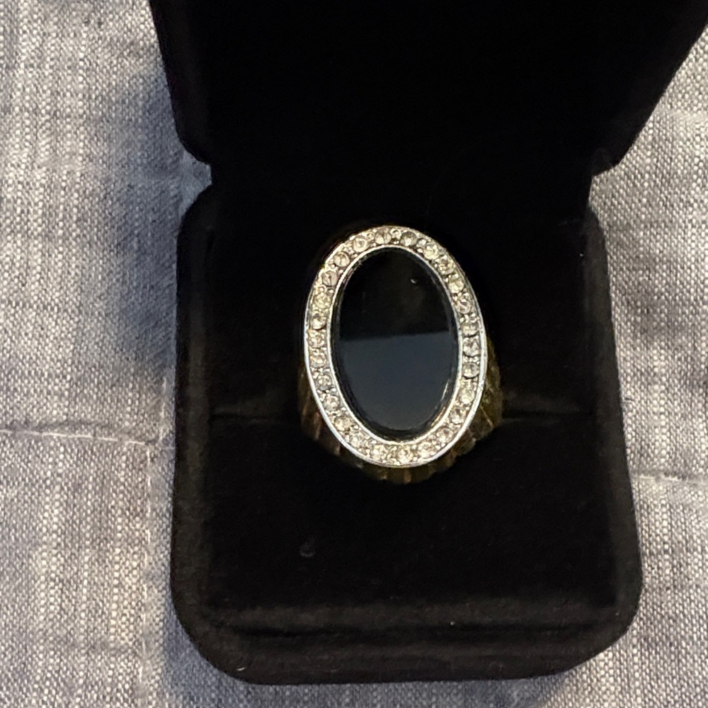 Elegant Black and Gold Oval Ring